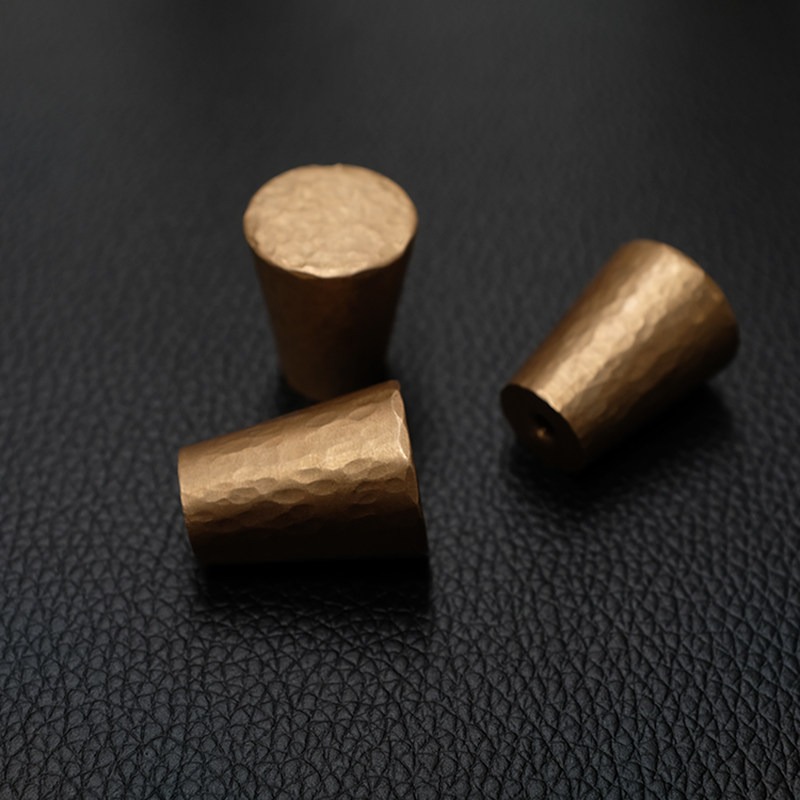 純銅製シングルホールプル、ハンマードブラス製引き出しハンドル - Furniture Grade Hardware のレビューと価格
